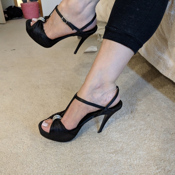 Black Satin pump with crystal detail Size 9 - Picture 3 of 9